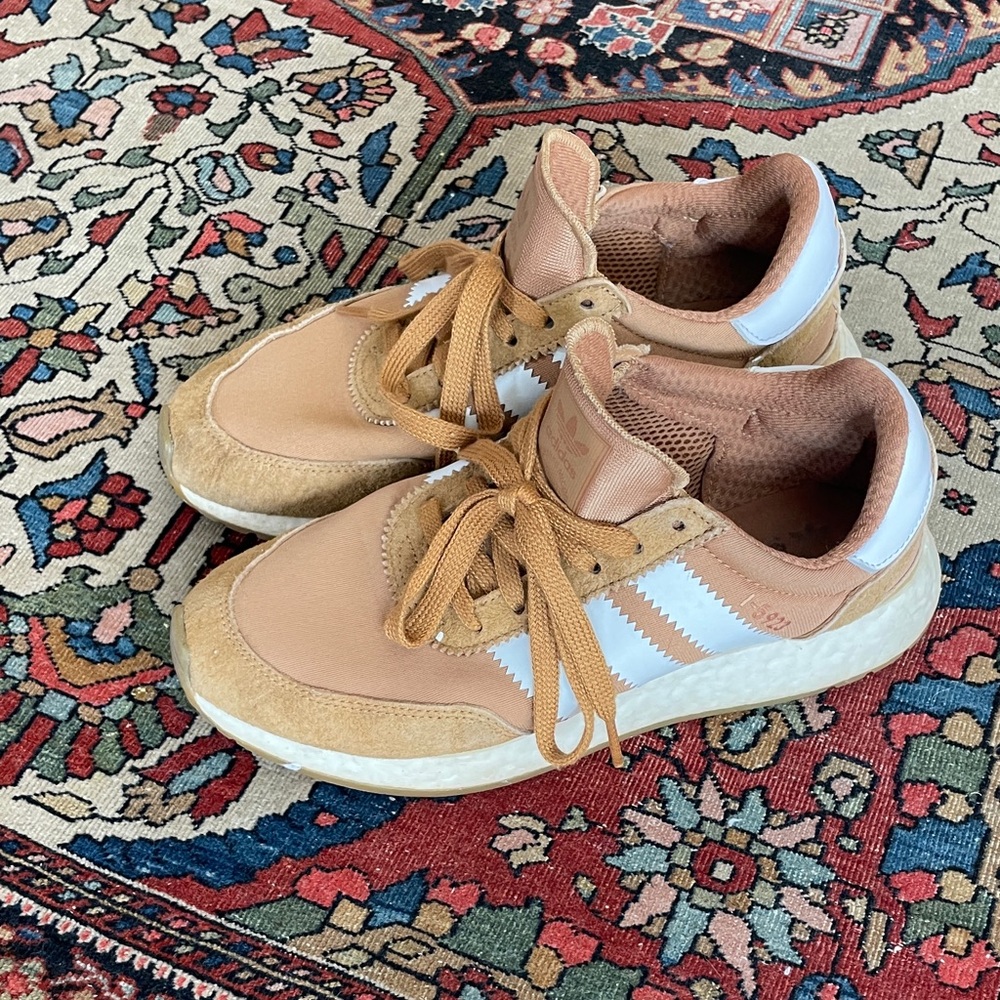 Adidas Women's Beige and White Sneakers I-5923